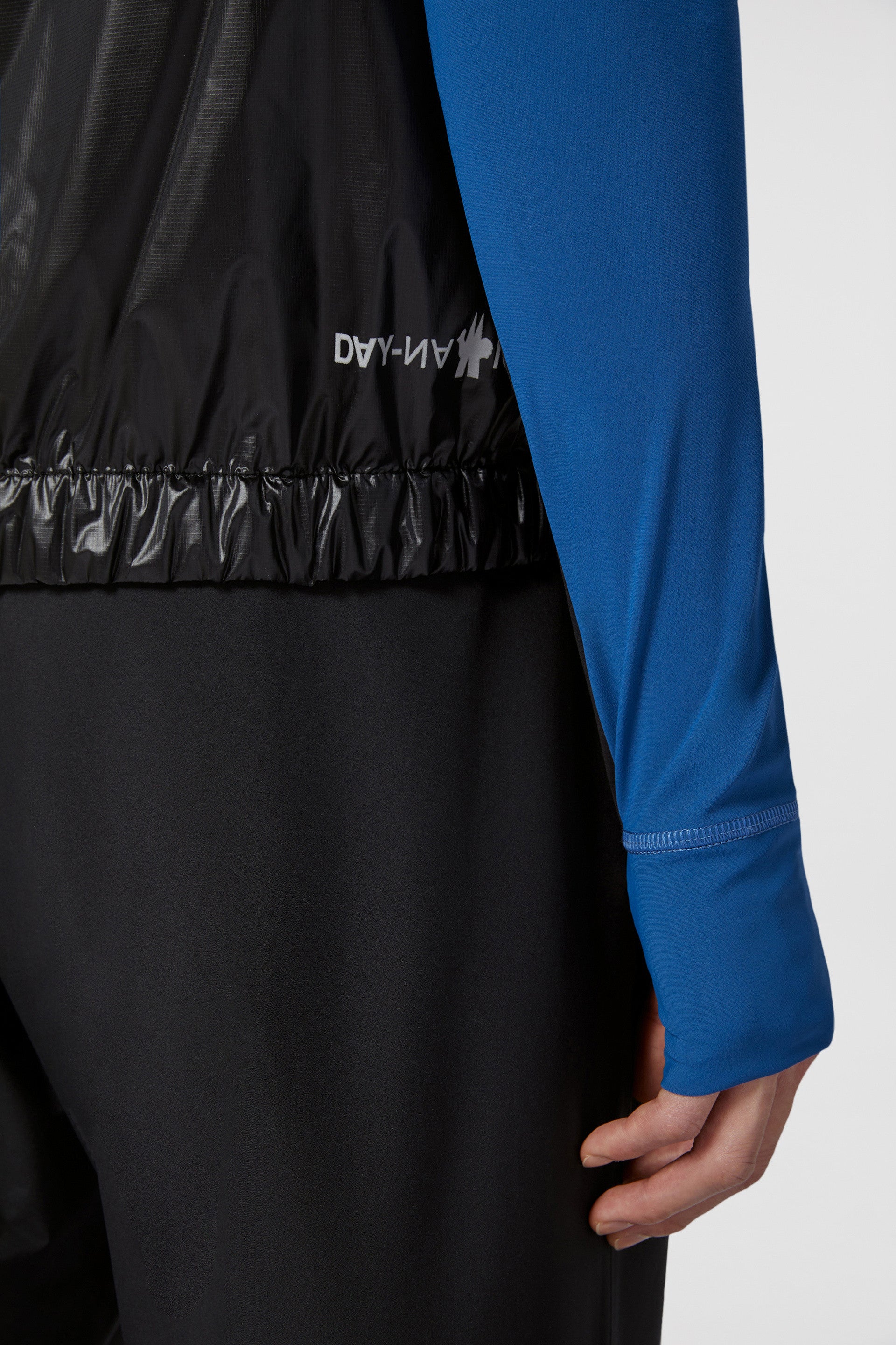 Imagen del chaleco de nylon acolchado Ollon de Moncler Grenoble para hombres - Temporada primavera-verano 2024 - Vista de detalle 8