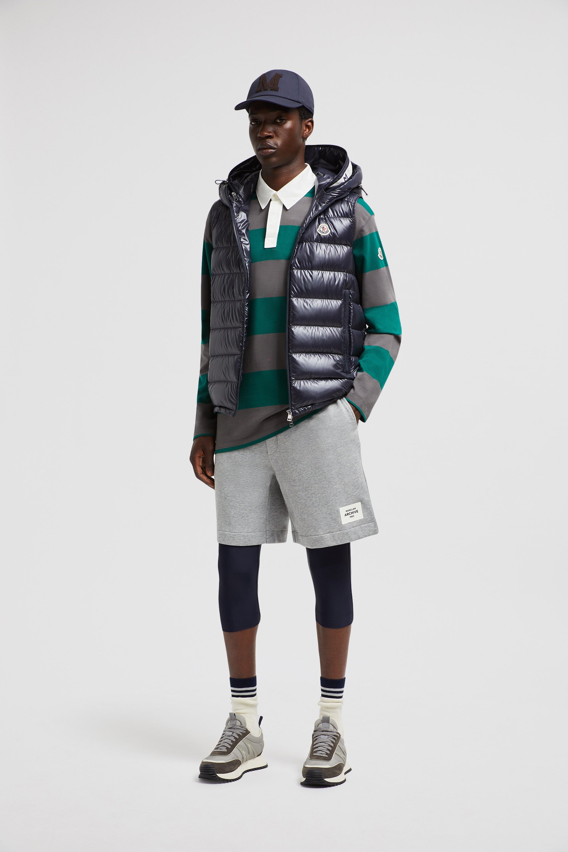 Image d'une doudoune sans manches bleu marine par Moncler pour hommes - Saison Automne-Hiver 2024 - Détail Vue 13