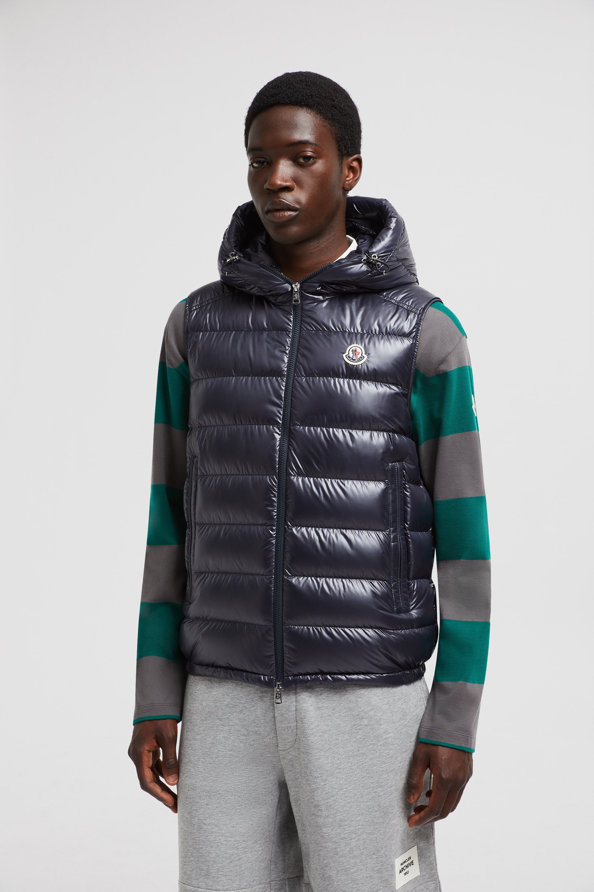 Image d'une doudoune sans manches bleu marine par Moncler pour hommes - Saison Automne-Hiver 2024 - Détail Vue 12