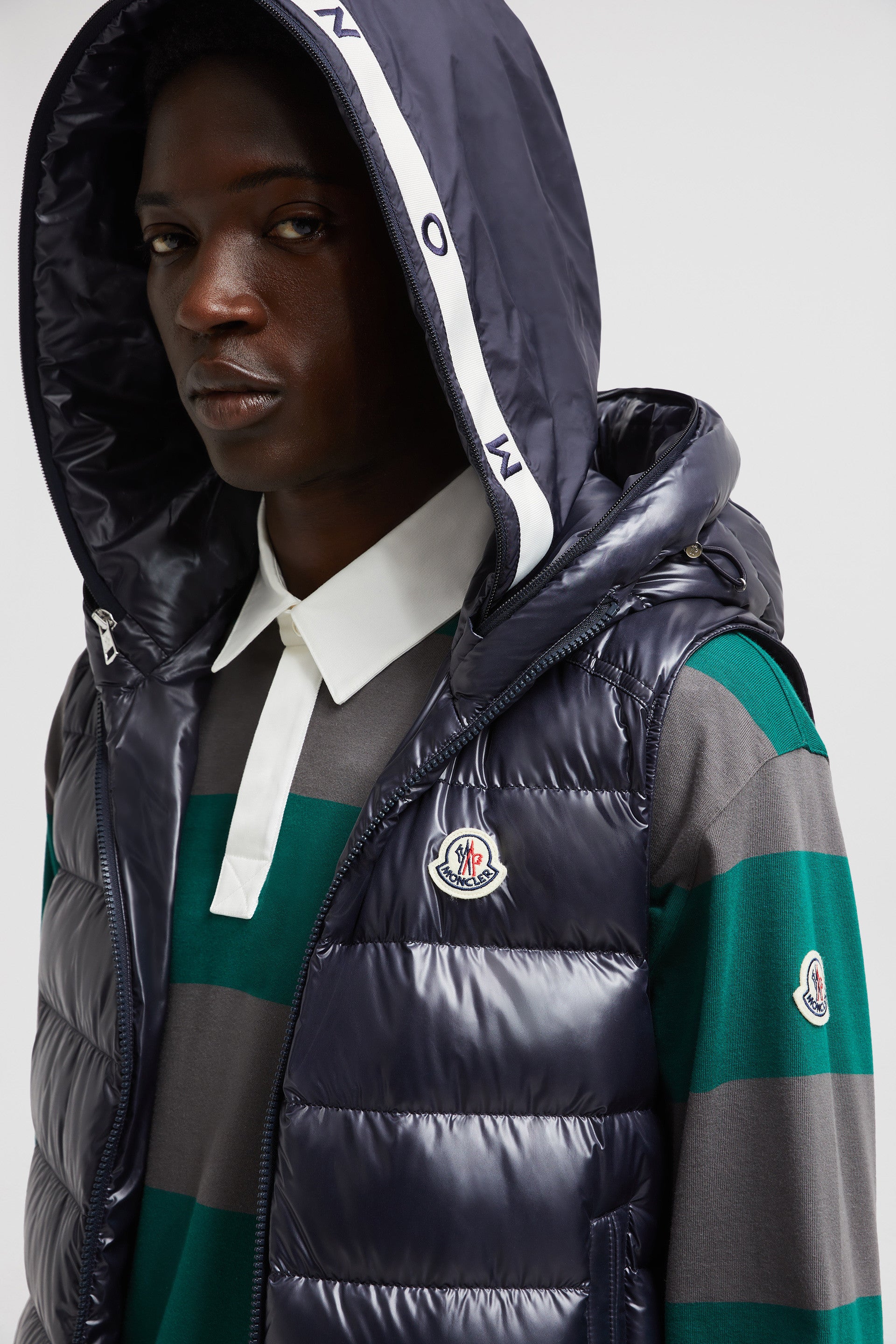 Image d'une doudoune sans manches bleu marine par Moncler pour hommes - Saison Automne-Hiver 2024 - Détail Vue 11
