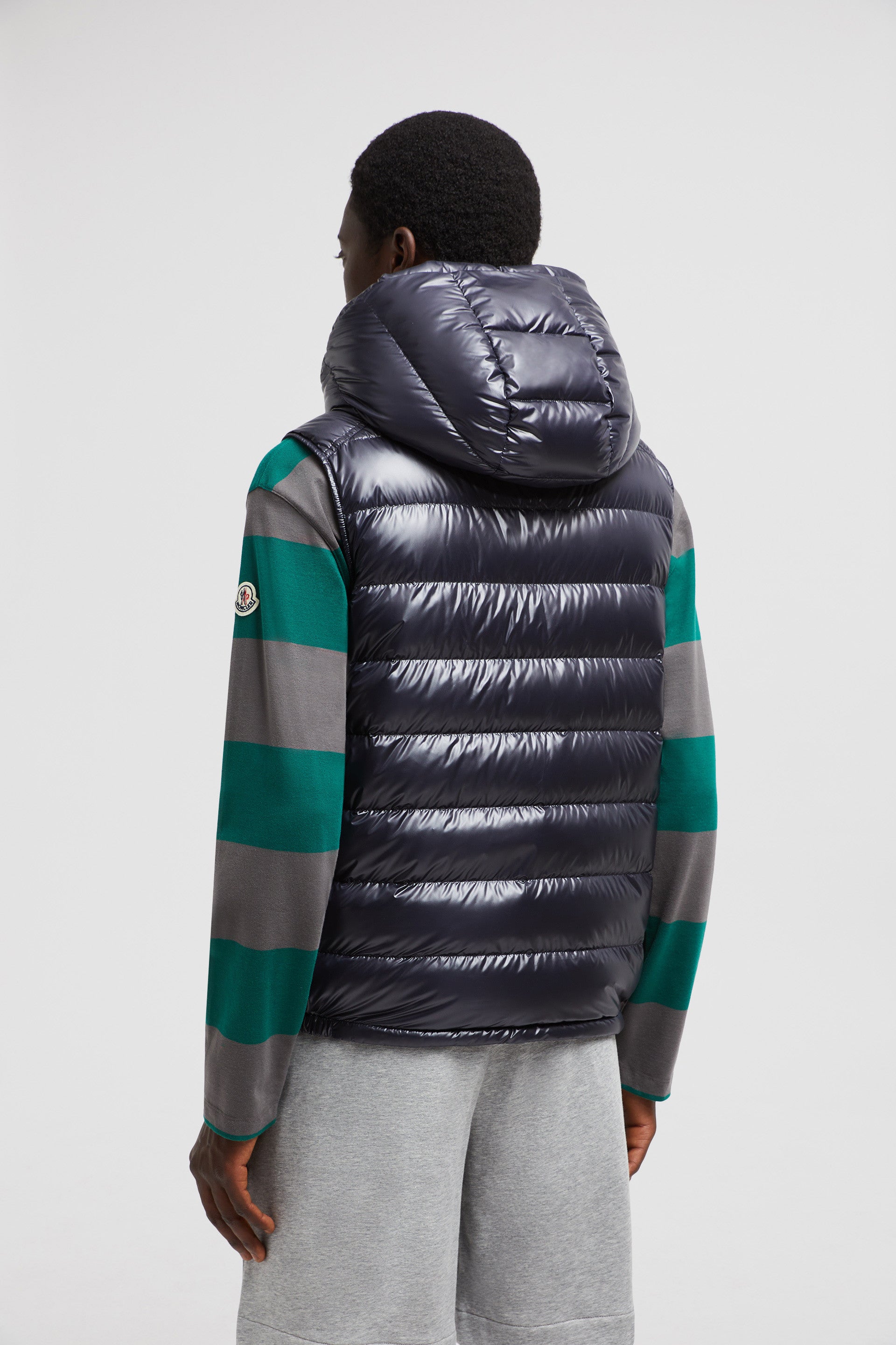 Image d'une doudoune sans manches bleu marine par Moncler pour hommes - Saison Automne-Hiver 2024 - Détail Vue 10