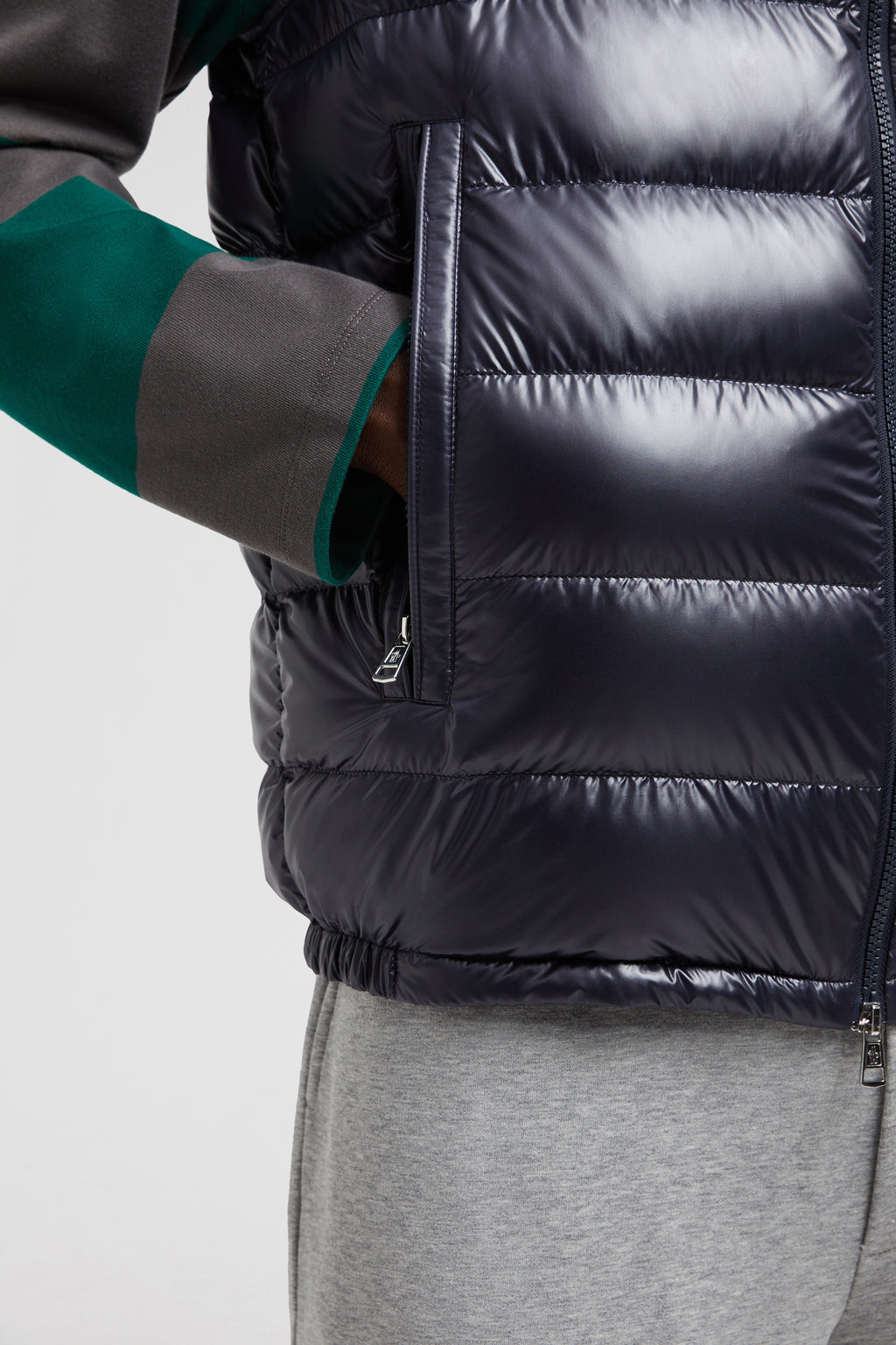 Image d'une doudoune sans manches bleu marine par Moncler pour hommes - Saison Automne-Hiver 2024 - Détail Vue 9