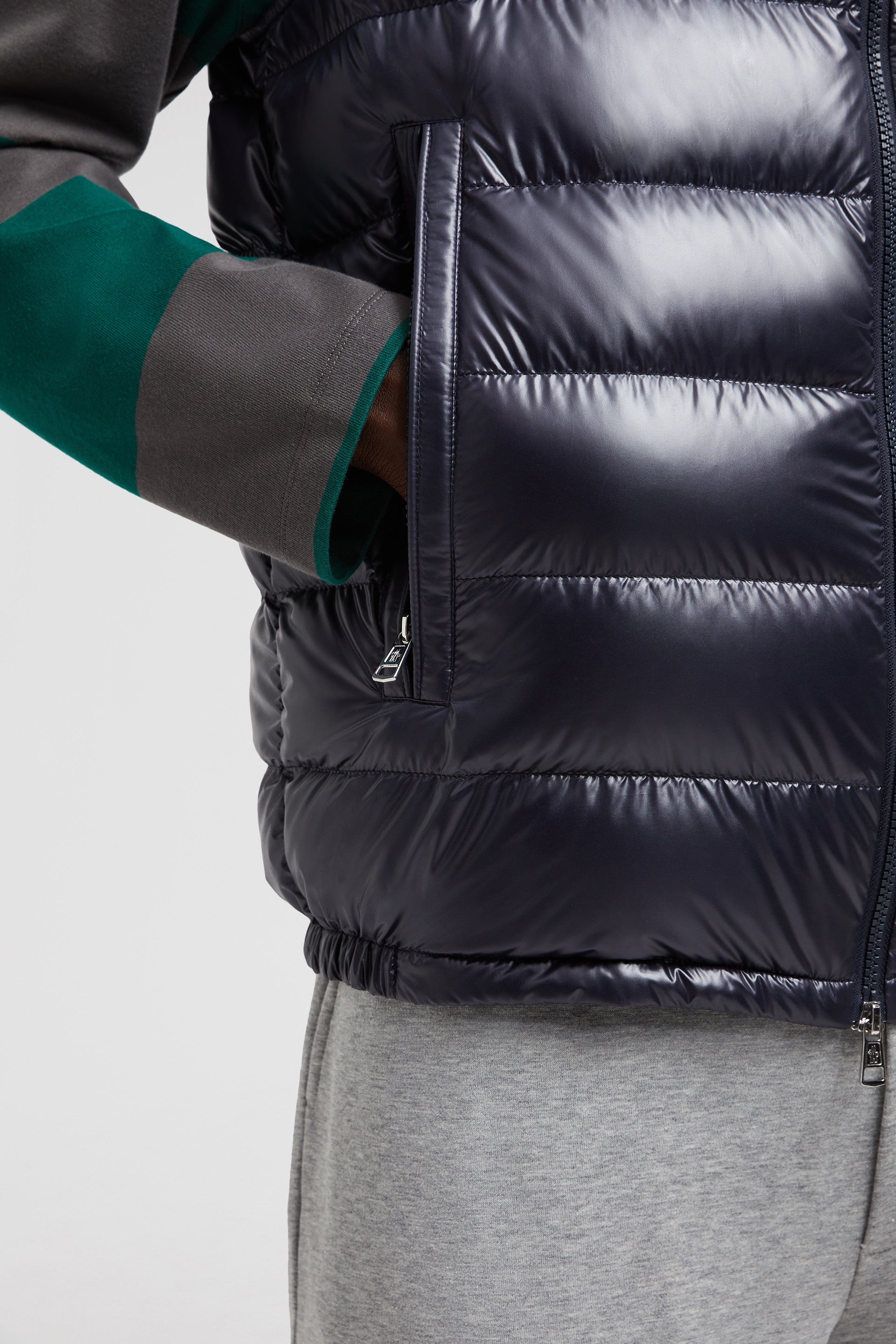 Image d'une doudoune sans manches bleu marine par Moncler pour hommes - Saison Automne-Hiver 2024 - Détail Vue 9