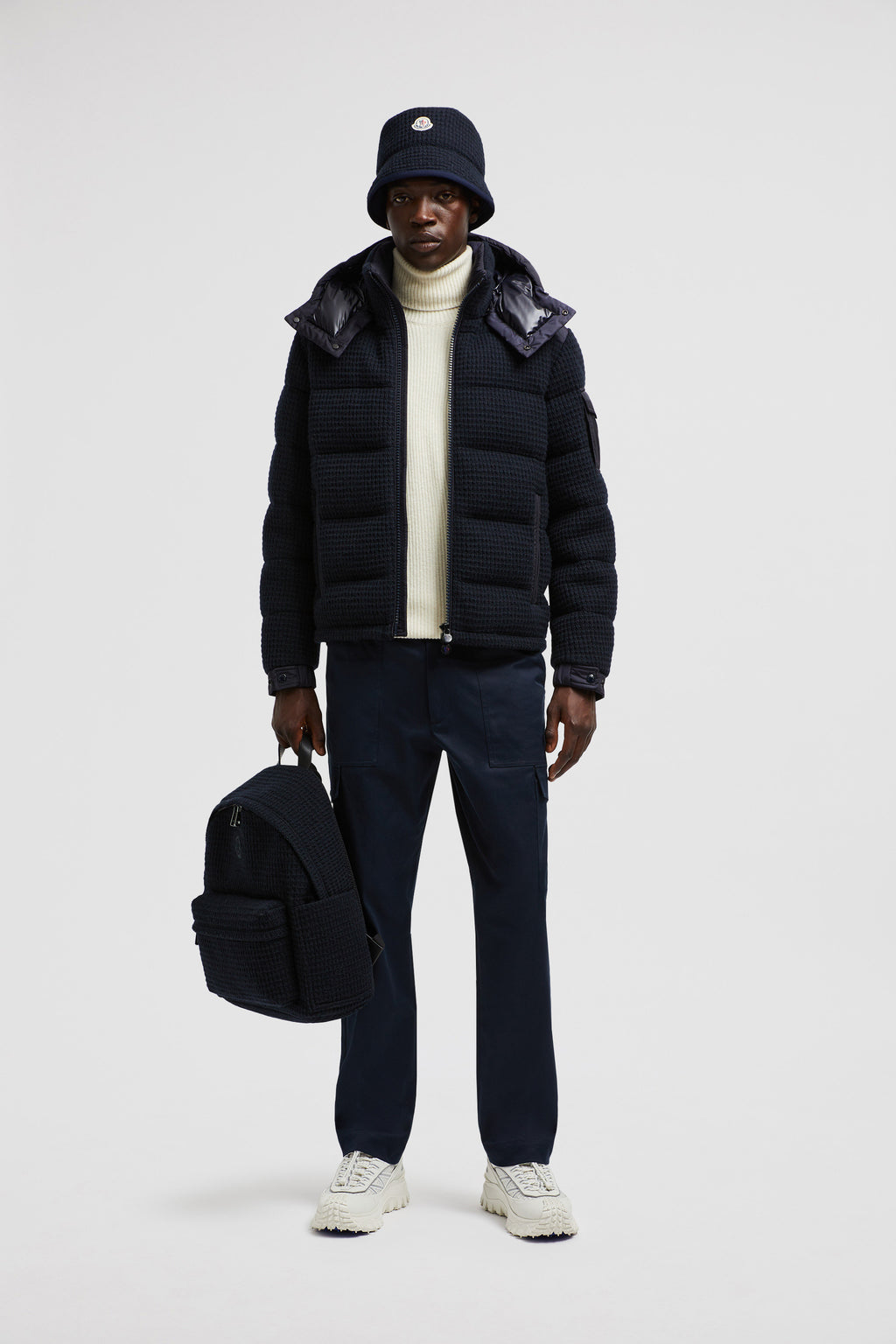 남성을 위한 모클레르의 파란색 가바딘 바지 이미지 - 2024년 가을-겨울 시즌 - 상세 보기 12