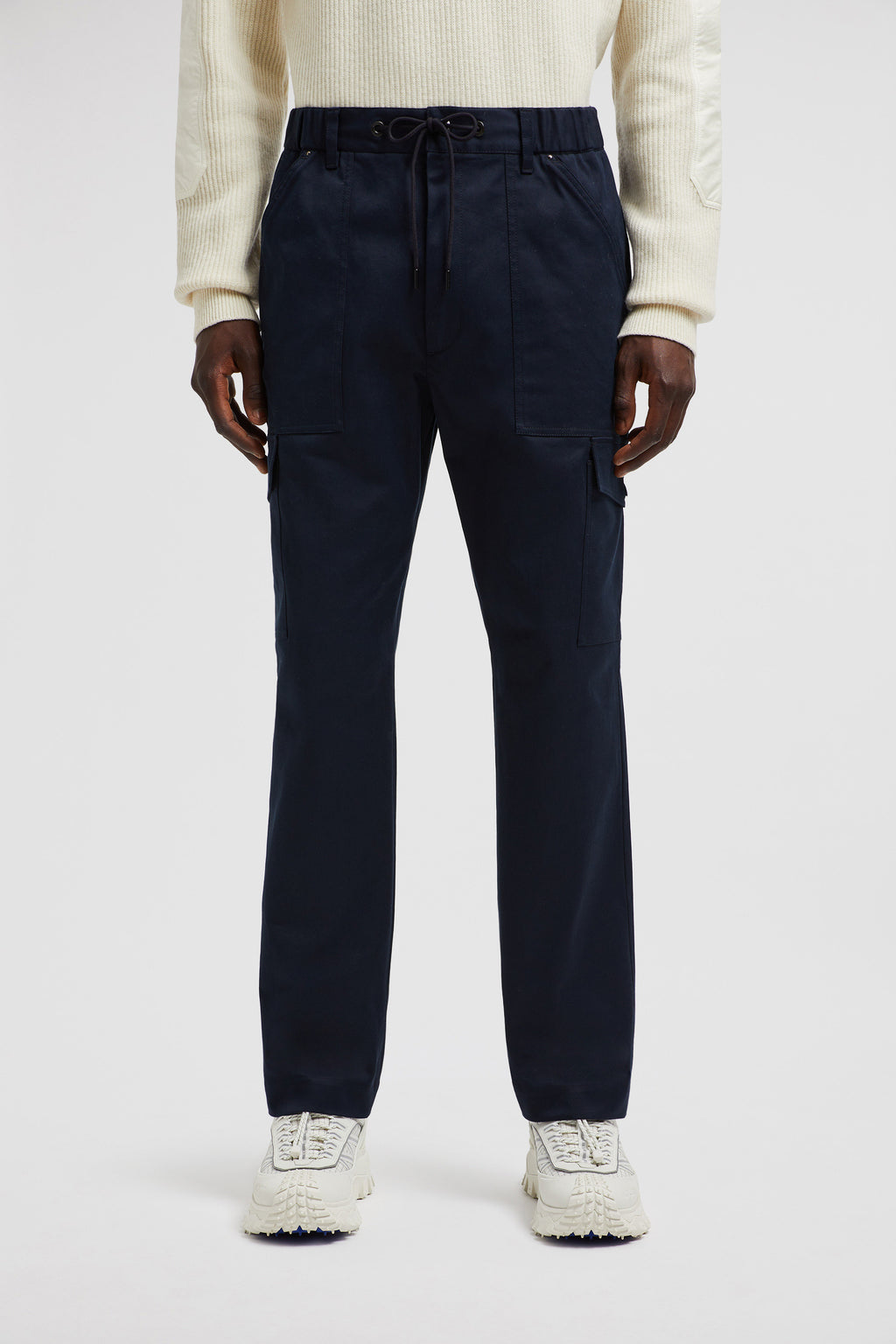 남성을 위한 모클레르의 파란색 가바딘 바지 이미지 - 2024년 가을-겨울 시즌 - 상세 보기 11