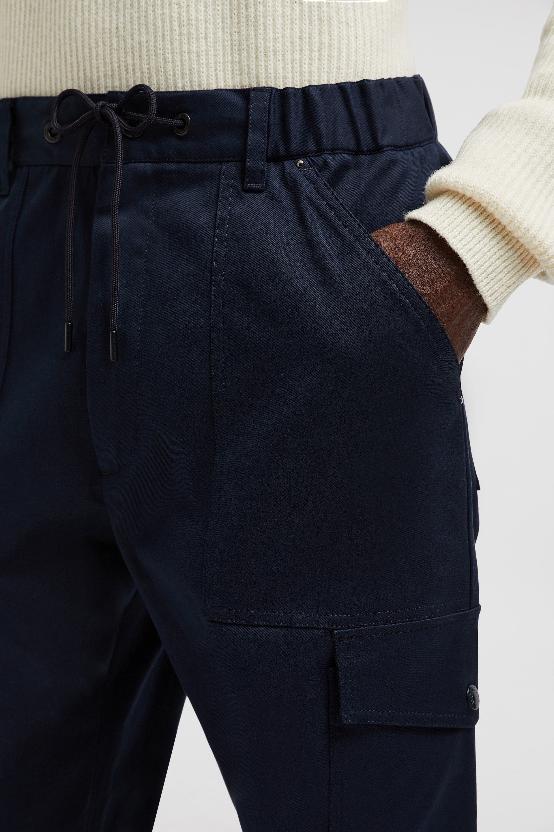 남성을 위한 모클레르의 파란색 가바딘 바지 이미지 - 2024년 가을-겨울 시즌 - 상세 보기 10