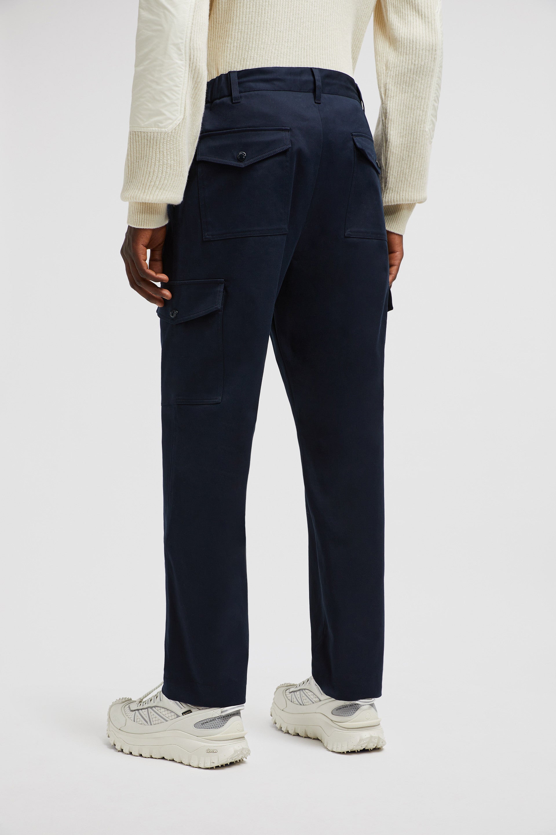 남성을 위한 모클레르의 파란색 가바딘 바지 이미지 - 2024년 가을-겨울 시즌 - 상세 보기 9