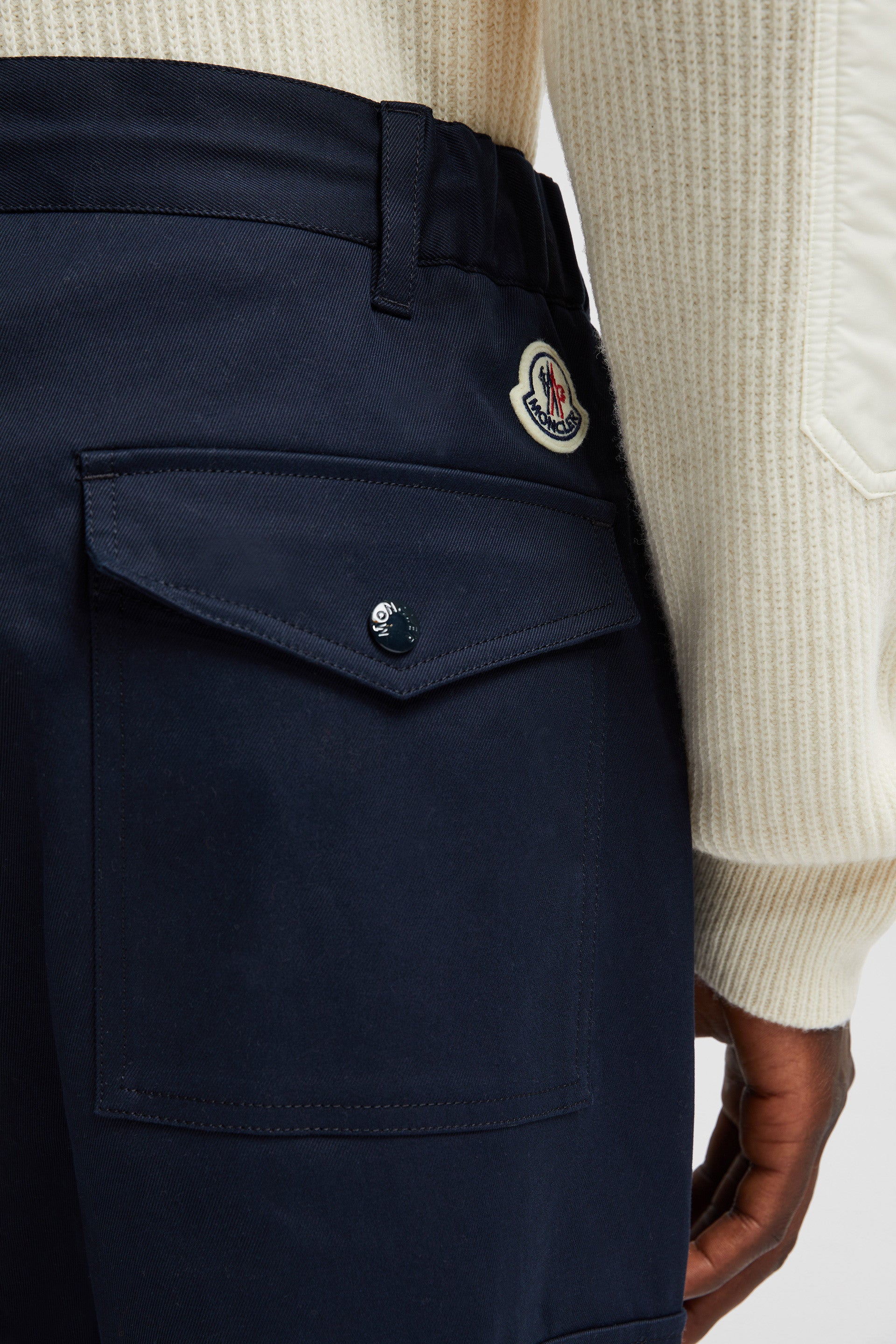 남성을 위한 모클레르의 파란색 가바딘 바지 이미지 - 2024년 가을-겨울 시즌 - 상세 보기 8