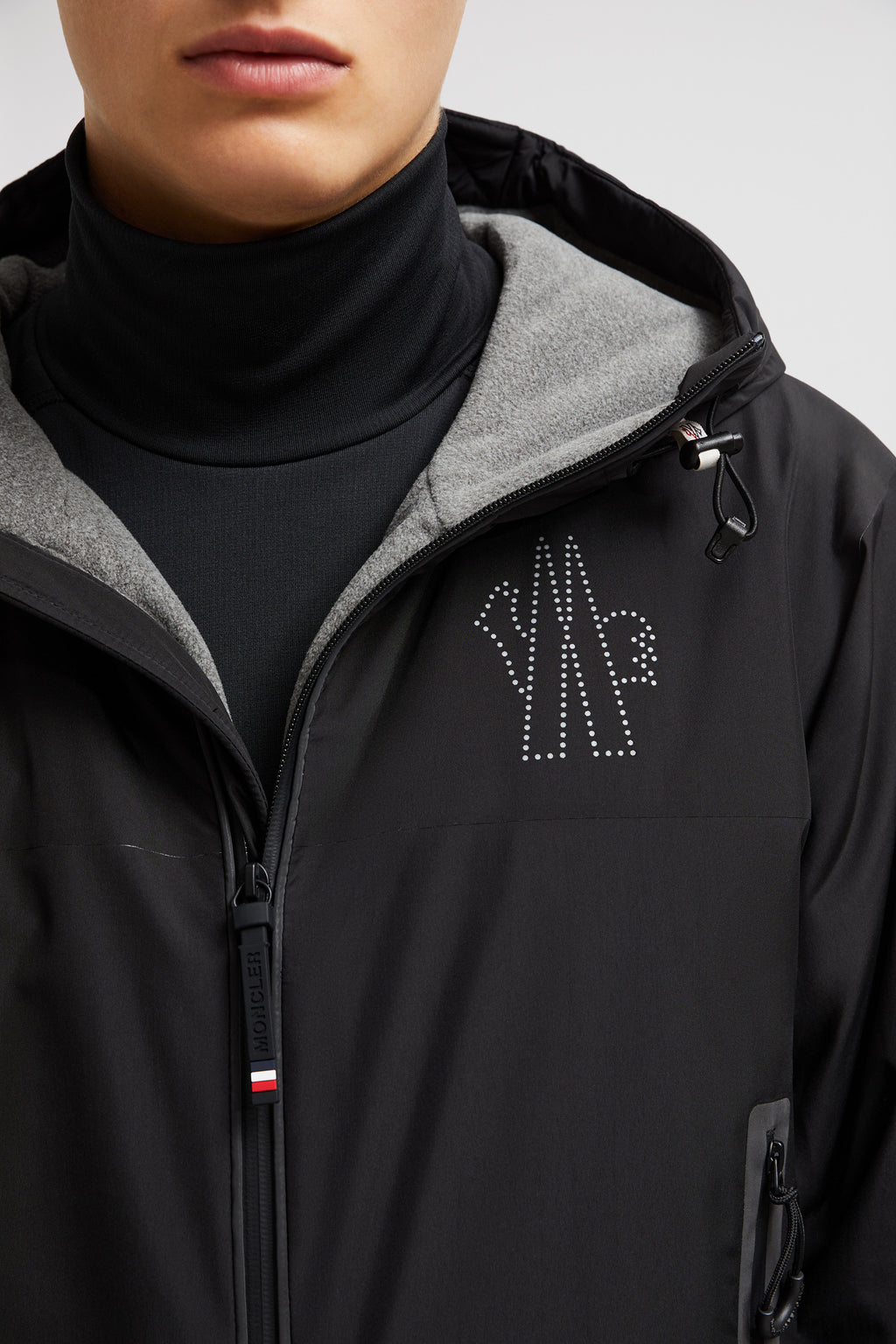 Imagen de la chaqueta de nailon negra de Moncler Grenoble para hombres - Temporada Otoño-Invierno 2024 - Vista de detalle 10