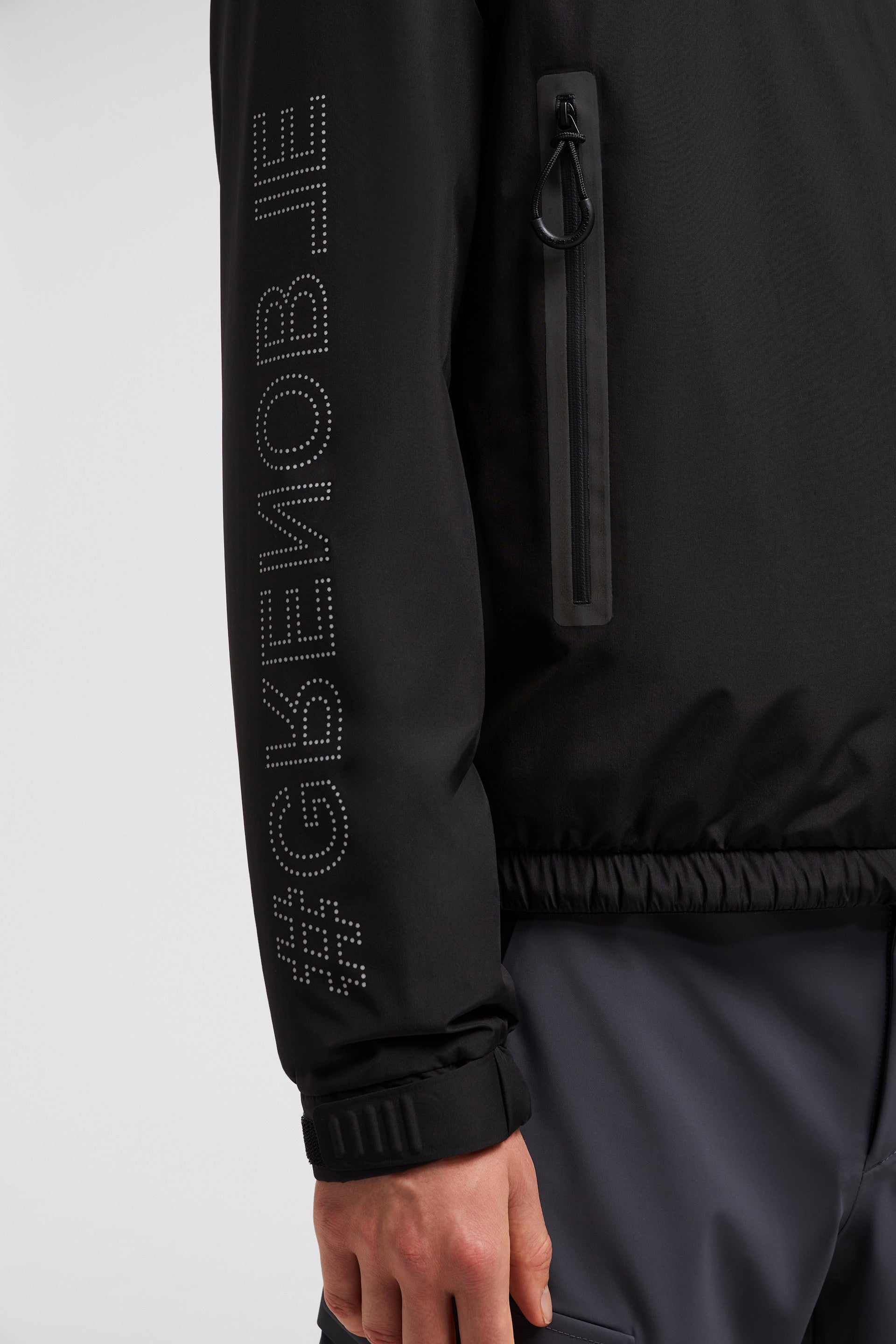 Imagen de la chaqueta de nailon negra de Moncler Grenoble para hombres - Temporada Otoño-Invierno 2024 - Vista de detalle 9