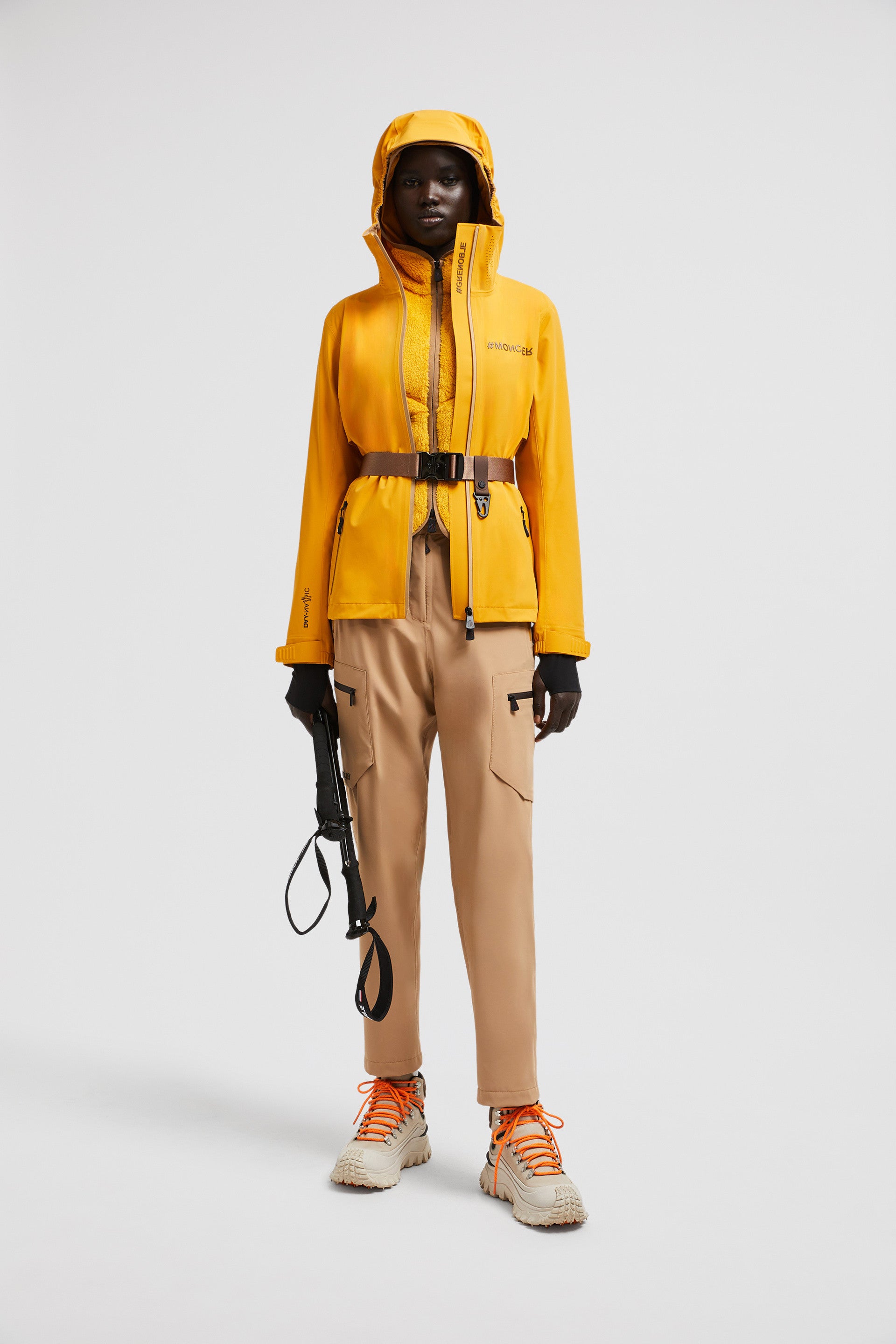 Imagen de pantalones cargo beige de Moncler Grenoble para mujeres - Temporada Otoño-Invierno 2024 - Detalle 8