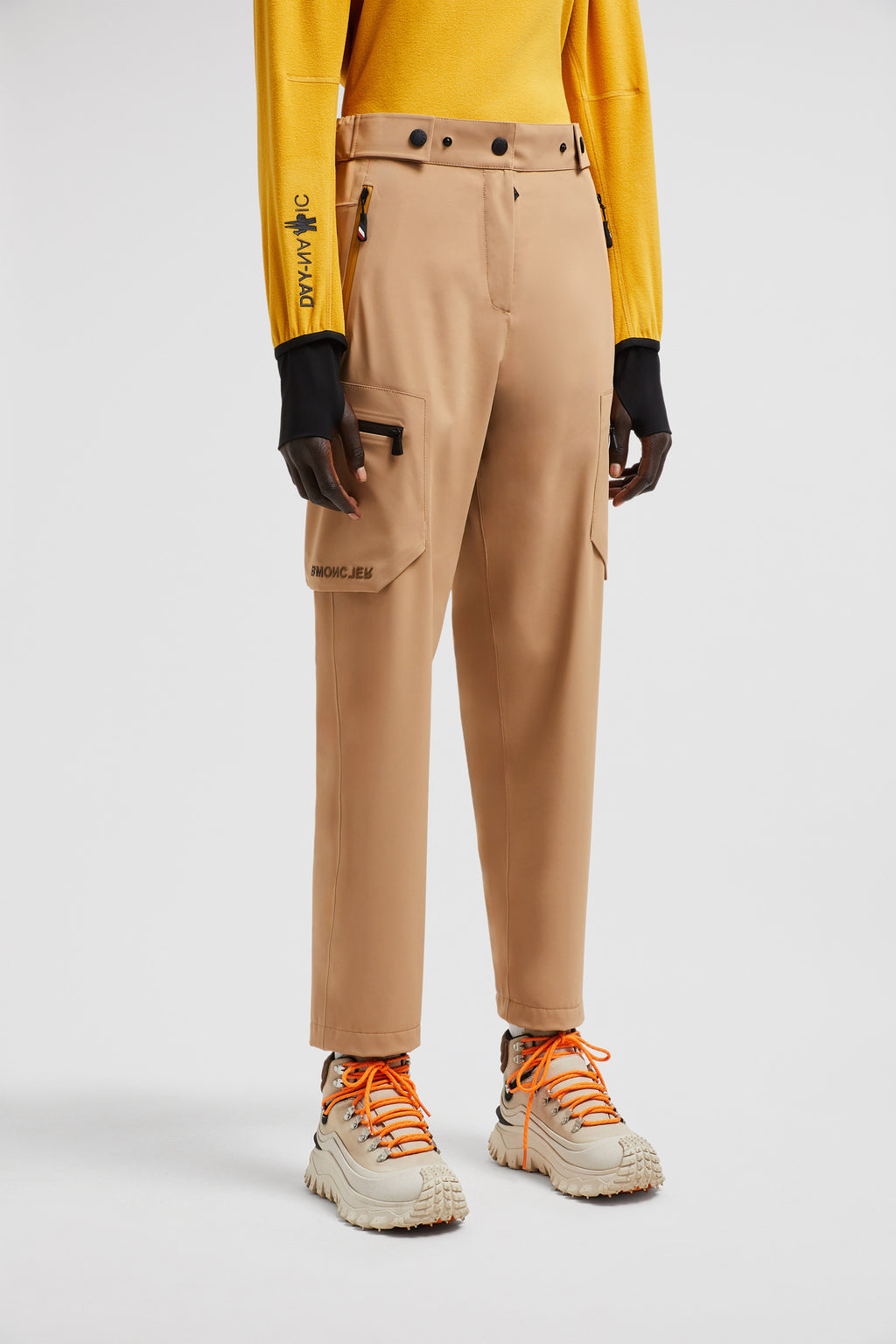 Imagen de pantalones cargo beige de Moncler Grenoble para mujeres - Temporada Otoño-Invierno 2024 - Detalle 7