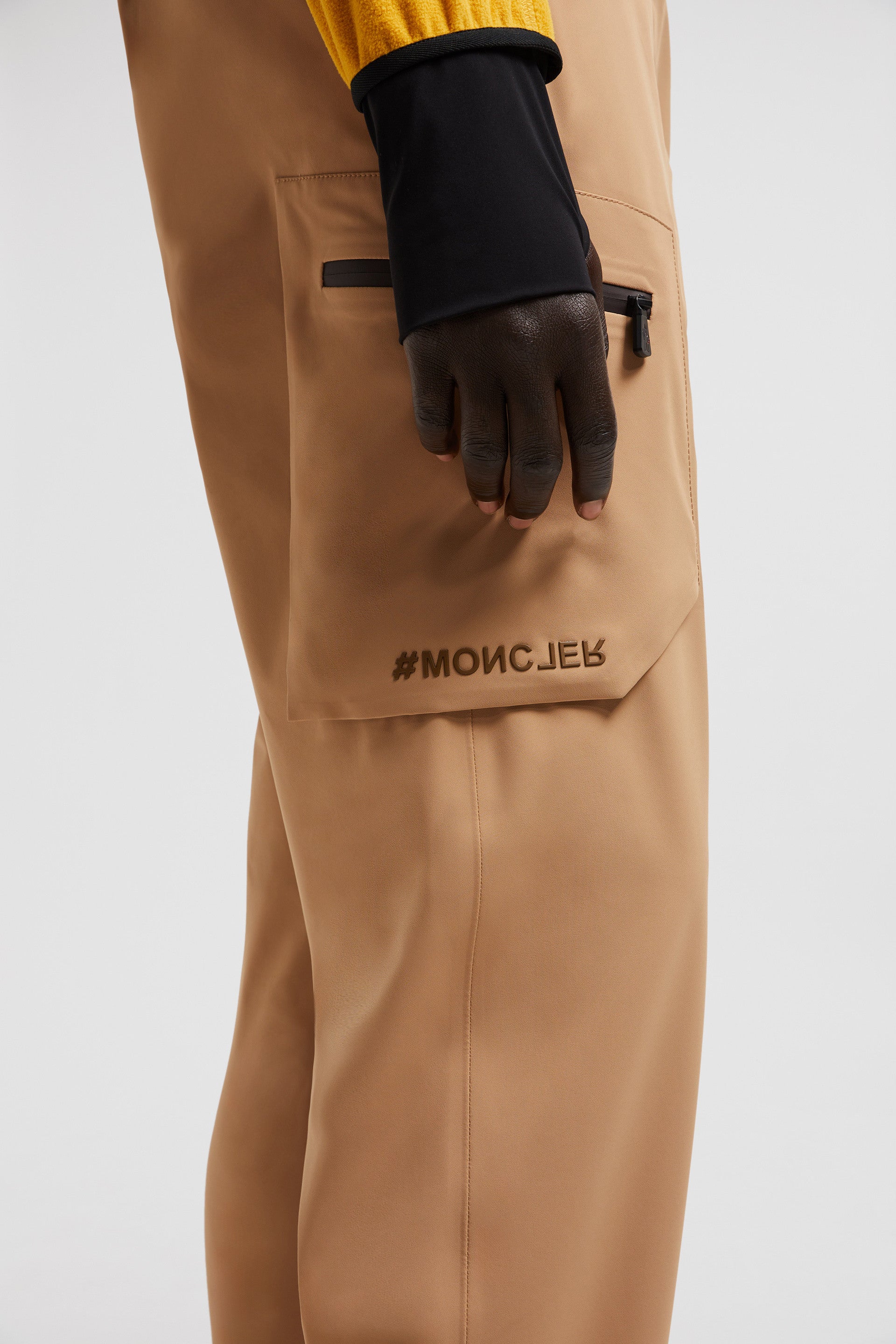 Imagen de pantalones cargo beige de Moncler Grenoble para mujeres - Temporada Otoño-Invierno 2024 - Detalle 6