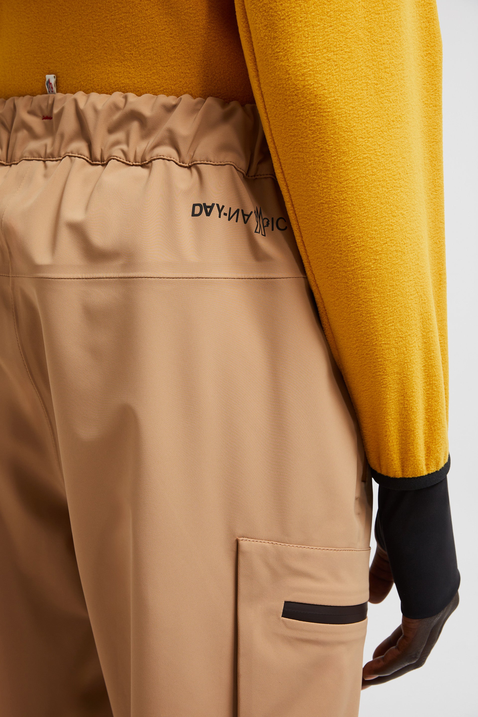 Imagen de pantalones cargo beige de Moncler Grenoble para mujeres - Temporada Otoño-Invierno 2024 - Detalle 2