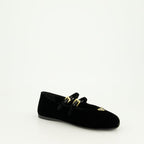 Imagen de bailarinas de terciopelo negro con logo metálico de Prada para mujeres - Temporada primavera-verano 2025 - Vista de detalle del producto 2