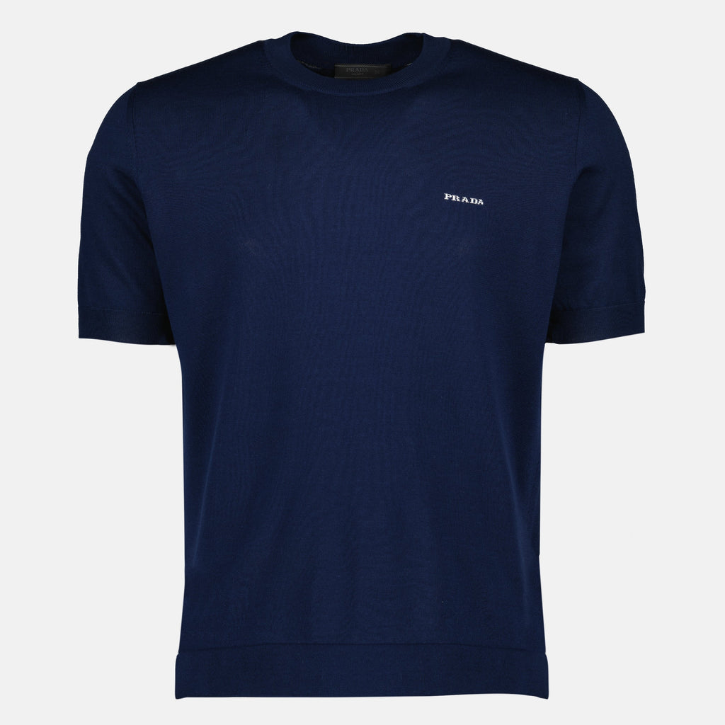 Bild des blauen Kurzarmpullovers von Prada für Herren - Saison Frühjahr-Sommer 2026 - Vorderansicht