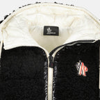 Imagen de chaqueta sin mangas acolchada de Moncler Grenoble para mujeres - Temporada Otoño-Invierno 2025 - Vista detallada del producto 2