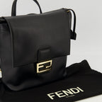 Imagen de mochila de cuero negro de Fendi para mujeres - Temporada Otoño-Invierno 2025 - Vista de detalle 1