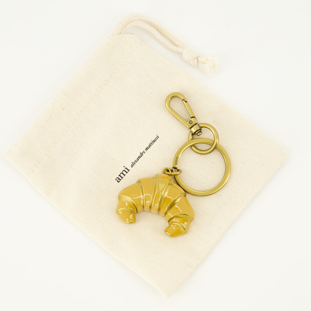 Ami PARISによるユニセックスのクロワッサンキーチェーンの画像 - シーズン春夏2026 - 詳細ビュー1