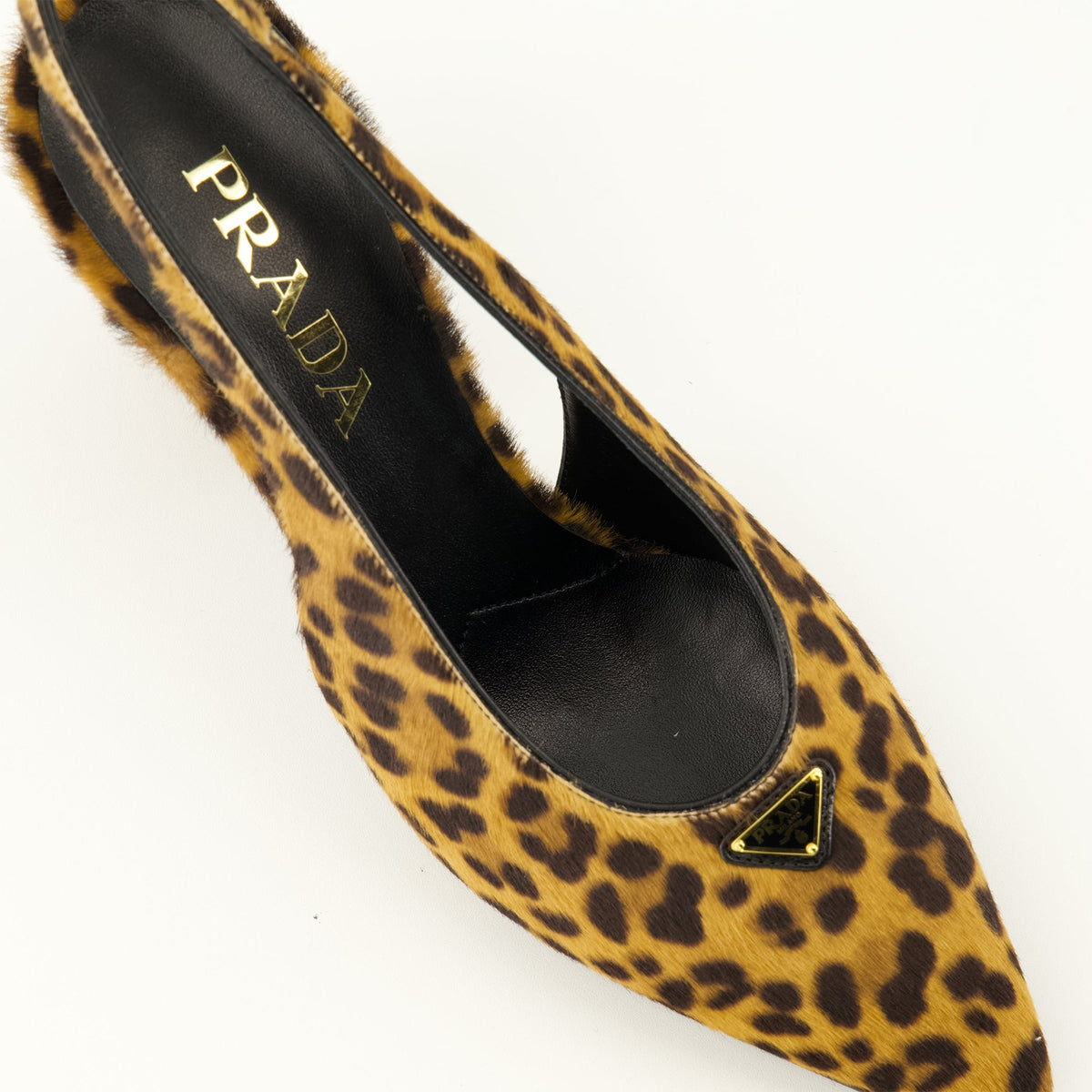 Sapatos de pele com estampagem de leopardo