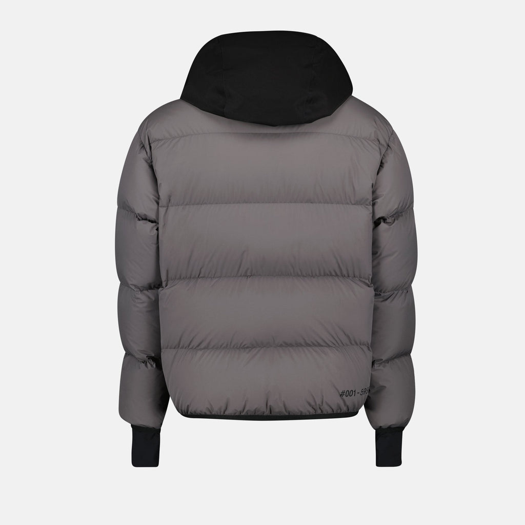 Imagen de la chaqueta gris acolchada con parche de logo de Moncler Grenoble para hombres - Temporada Otoño-Invierno 2024 - Detalle 2