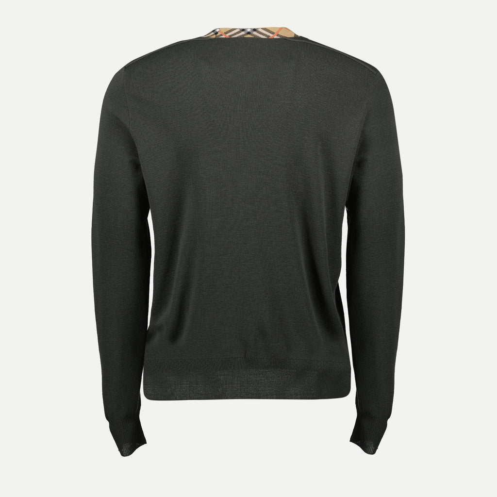 Imagen del suéter de punto de lana kaki de Burberry para hombres - Temporada Otoño-Invierno 2025 - Vista trasera