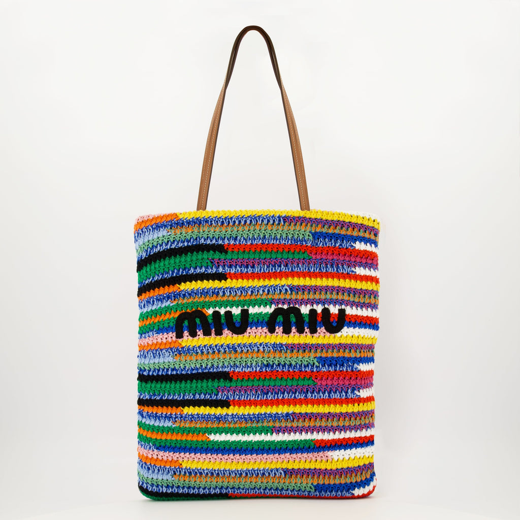 Image d'un tote en crochet multicolore par Miu Miu pour femmes - Saison Printemps-Été 2026 - Vue de face