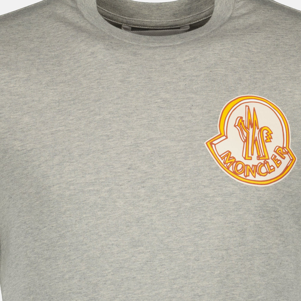 Image du t-shirt logo gris de Moncler pour homme - Saison Printemps-Été 2026 - Vue de détail 1