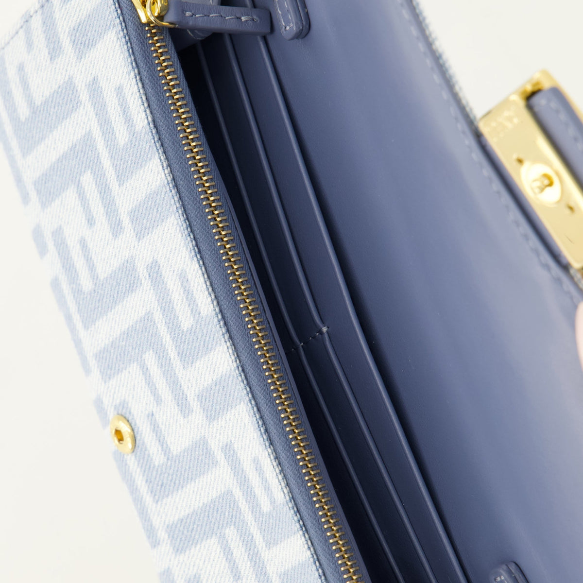 Baguette-Kettenportemonnaie aus blauem Denim