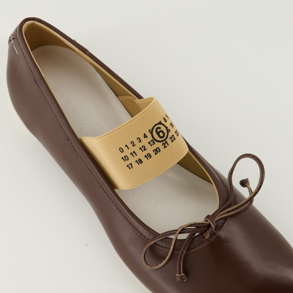 Imagen de las bailarinas numéricas anatómicas de Mm6 para mujeres - Temporada Primavera-Verano 2026 - Vista superior con detalle