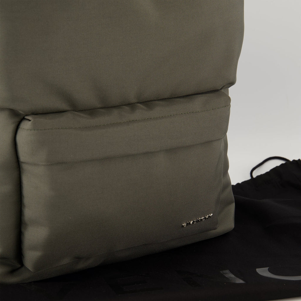 Imagen de la mochila Essential U Kaki de Givenchy para hombres - Temporada Primavera-Verano 2026 - Detalle 1