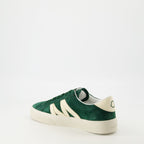 Image des baskets Monaco en velours vert de Moncler pour hommes - Saison Printemps-Été 2025 - Vue arrière droite en trois quarts