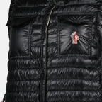 Imagen de la chaqueta de plumas sin mangas Moncler Gumiane negra de Moncler Grenoble para mujeres - Temporada Primavera-Verano 2025 - Vista de detalle 5
