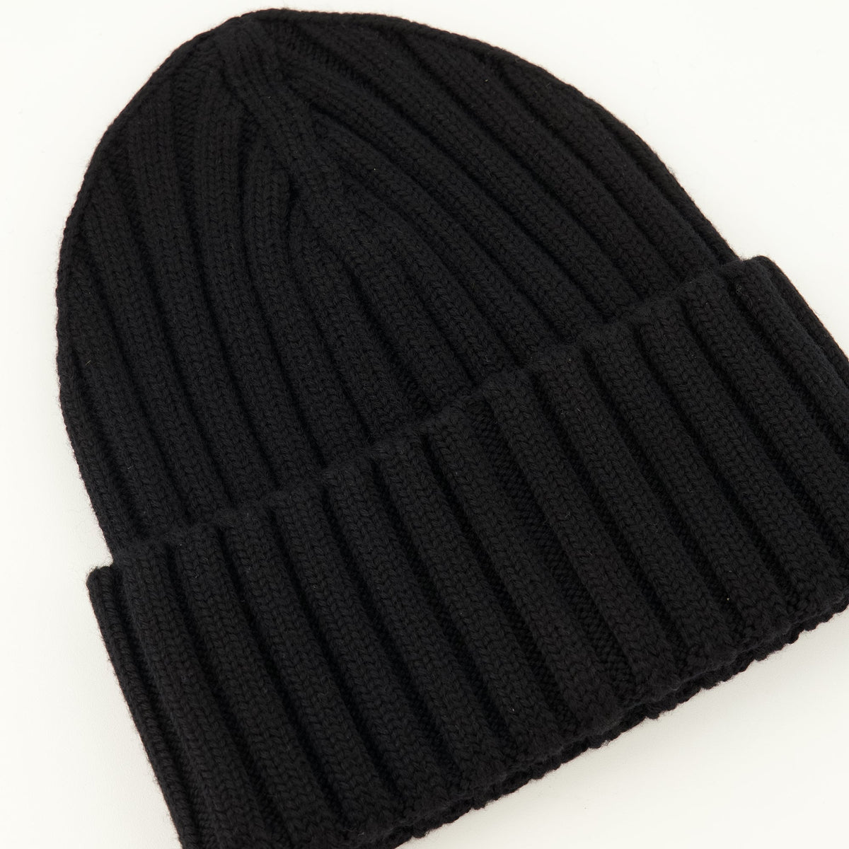Schwarze Wollmütze mit Rippstrick und Logo