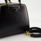 Bild der Mini Antigona Cube Bag aus schwarzem Leder von Givenchy für Damen - Saison Herbst-Winter 2024 - Detailansicht 1