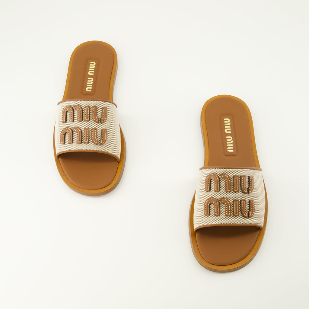 Imagen de mules de lienzo y cuero marrón de Miu Miu para mujeres - Temporada Primavera-Verano 2026 - Vista superior del par