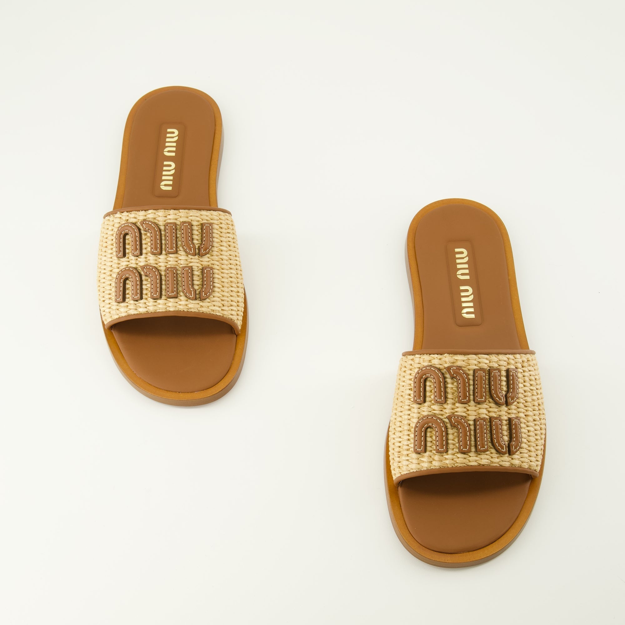 Image de chaussons en cuir brun et raffia par Miu Miu pour femmes - Saison Printemps-Été 2026 - Vue de cima des deux