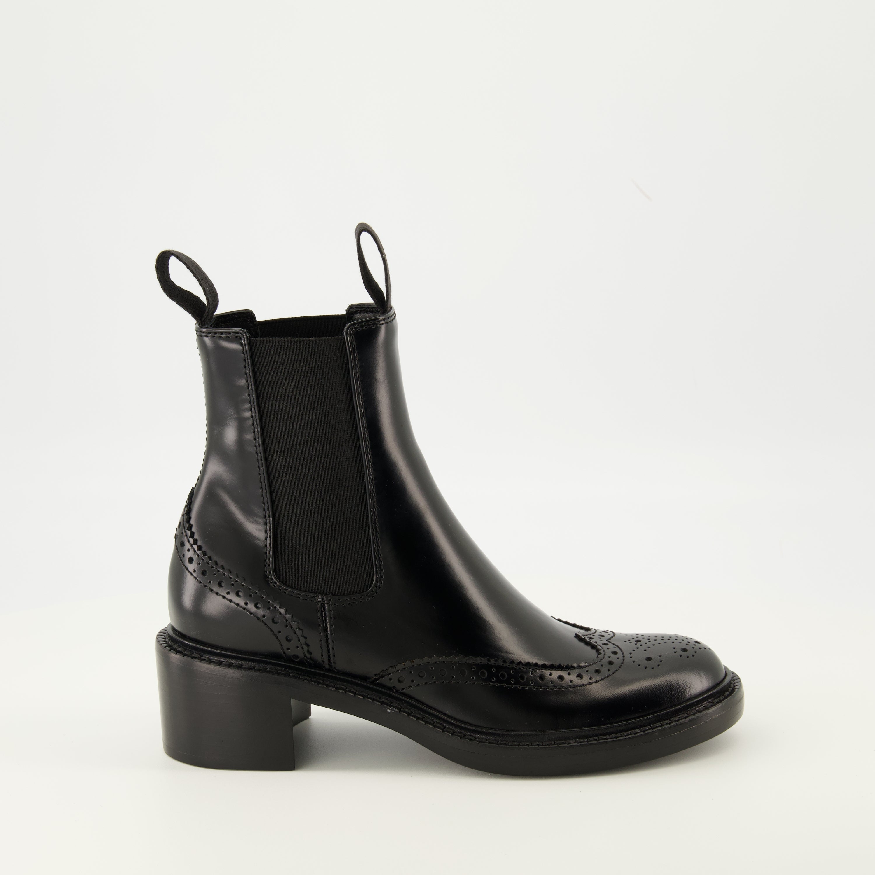 Chelsea boots, black leather boots, Saint Laurent footwear, Autumn-Winter fashion, leather ankle boots