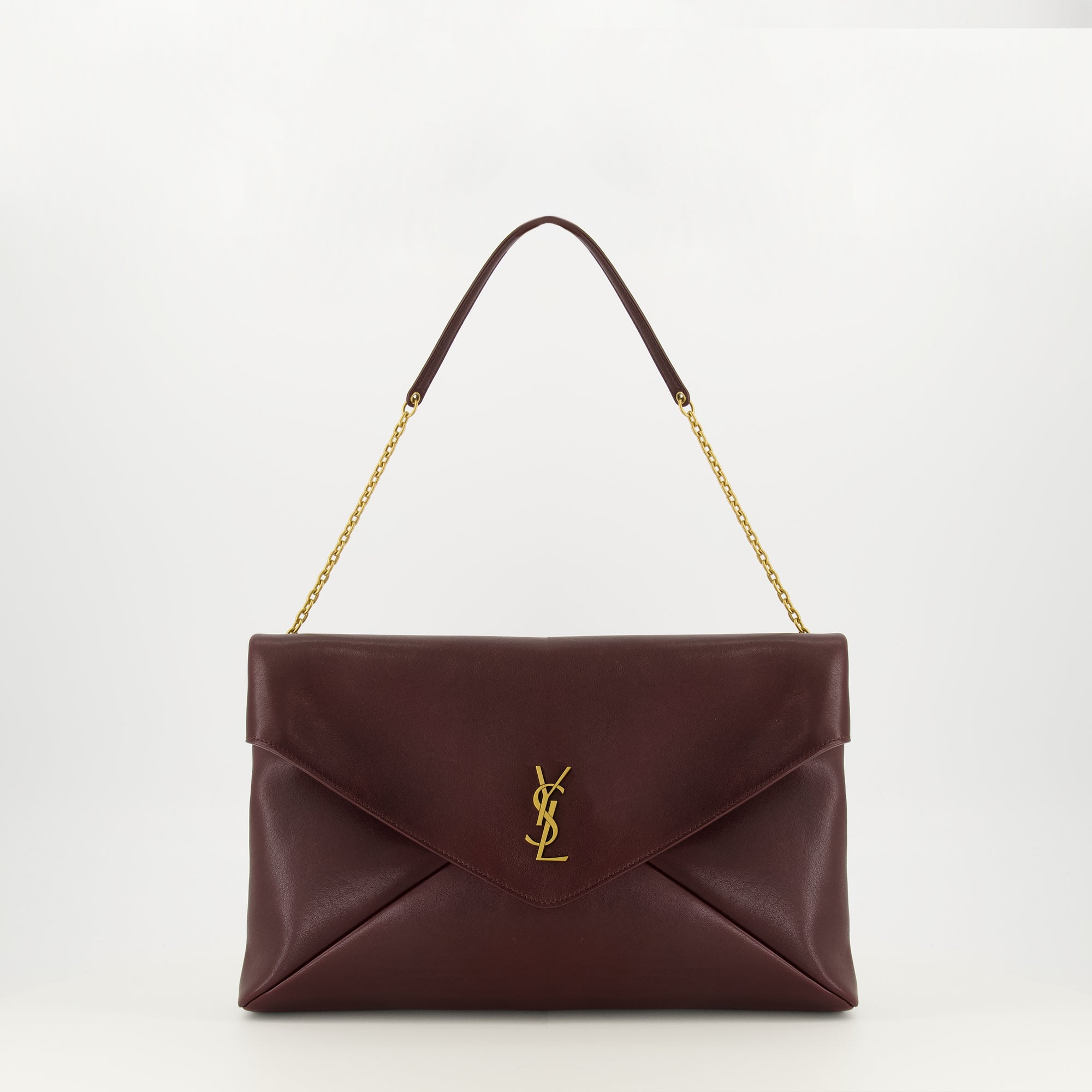 여성을 위한 생로랑의 카산드르 보르도 파우치 이미지 - 2026 봄-여름 시즌 - 전면 뷰