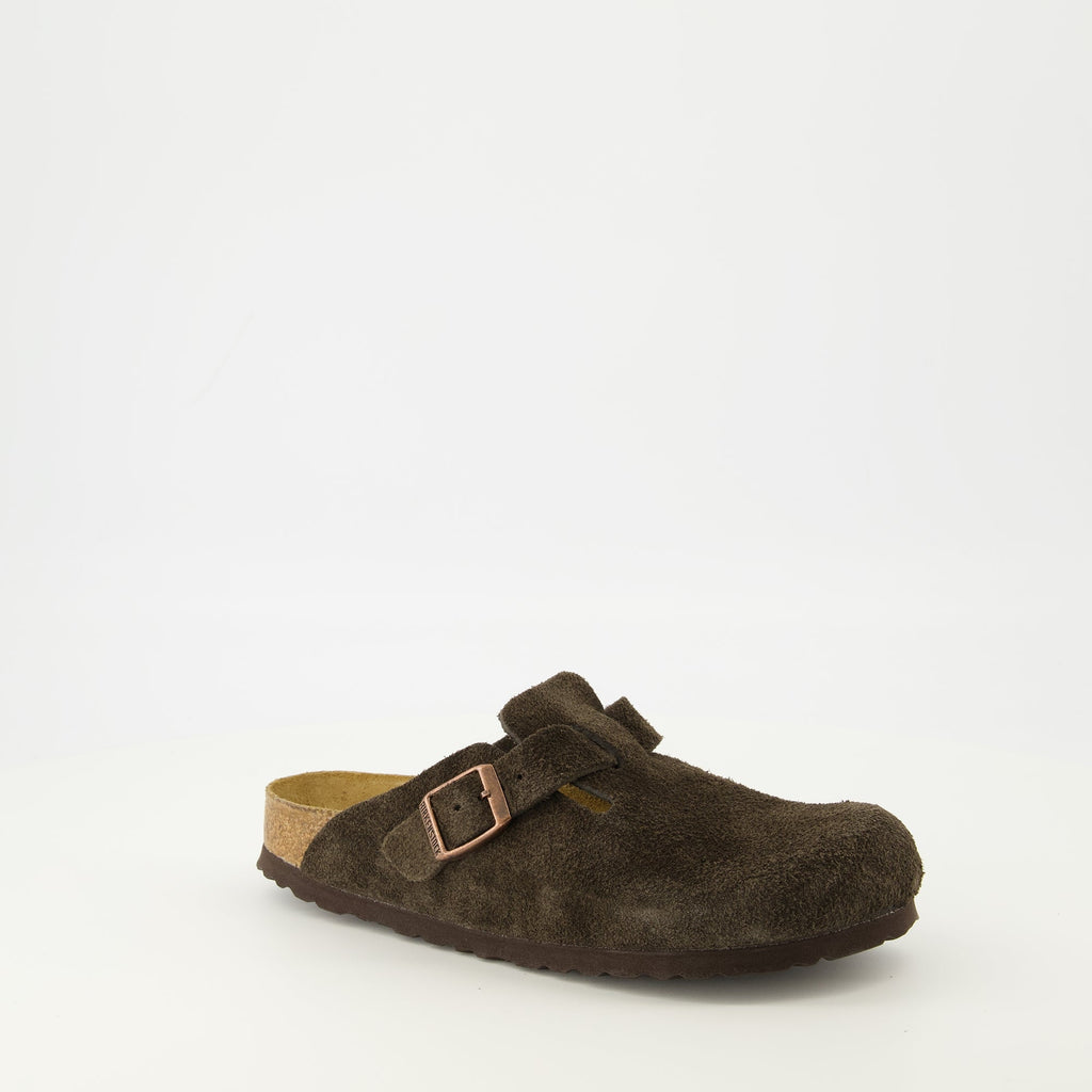 Bild der Mules Boston Marron von Birkenstock für Unisex - Saison Frühling-Sommer 2026 - Vorderansicht rechts, dreiviertel Ansicht