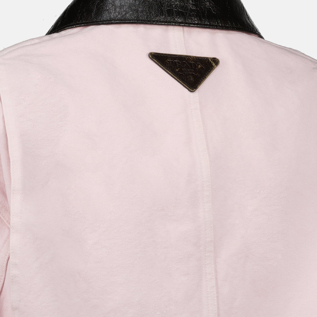 Image d'une veste en denim rose de Prada pour femmes - Saison Printemps-Été 2026 - Détail vue 2