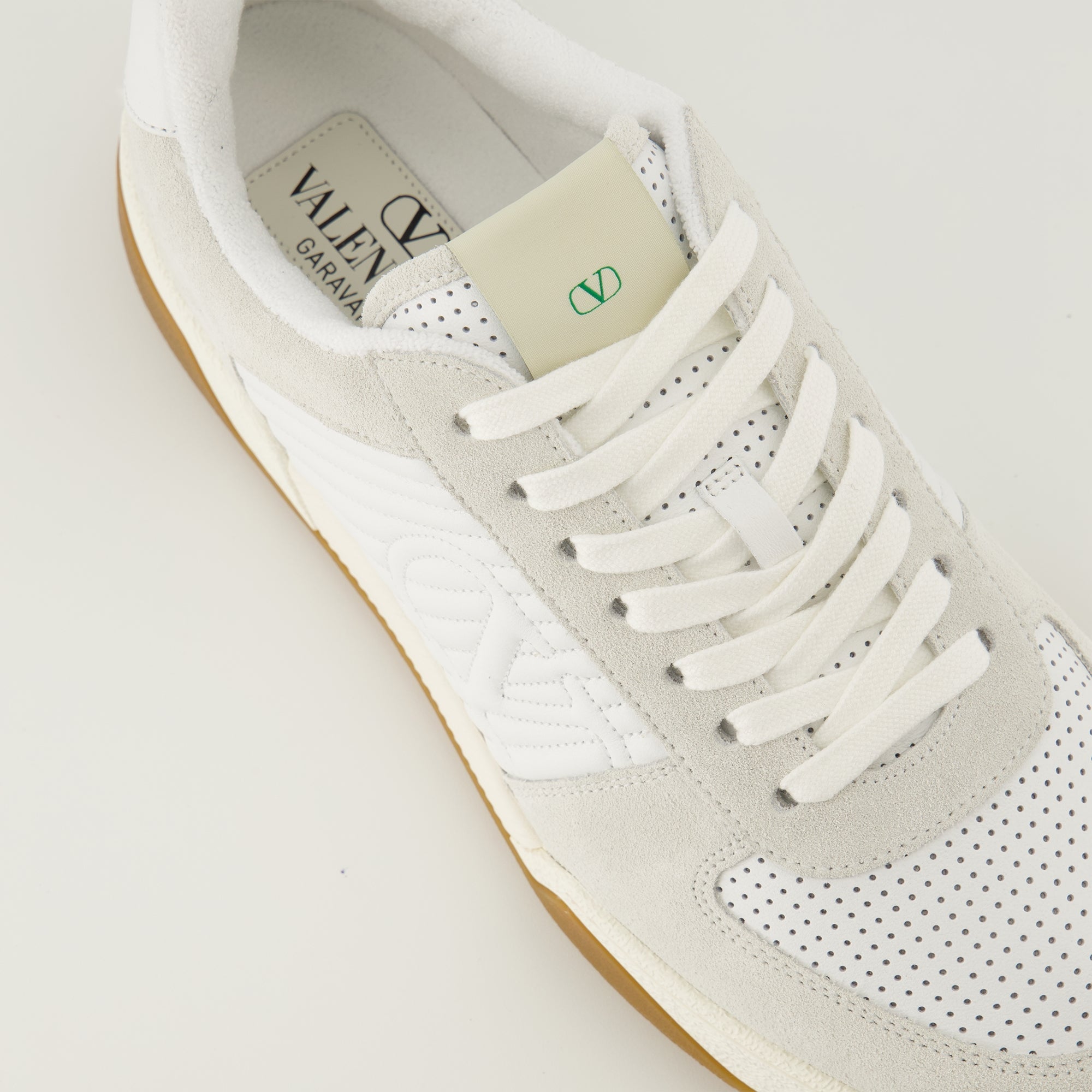 バレンティノ・ガラヴァーニの男性用ホワイトスパリースニーカーの画像 - 2026年春夏シーズン - 上部の詳細ビュー
