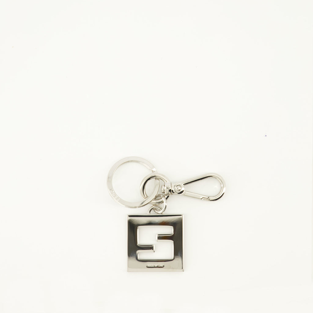 Imagem do chaveiro quadrado FF preto e prata da Fendi para homens - Temporada Primavera-Verão 2026 - Vista Traseira