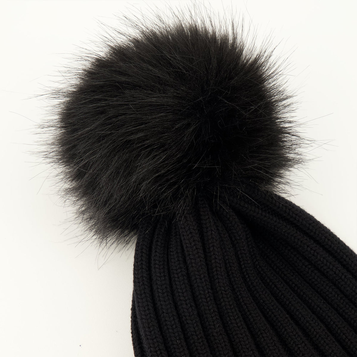 Gorro de lana con pompón