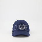Image de casquette bleu marine par Dior pour hommes - Saison Printemps-Été 2025 - Vue de face