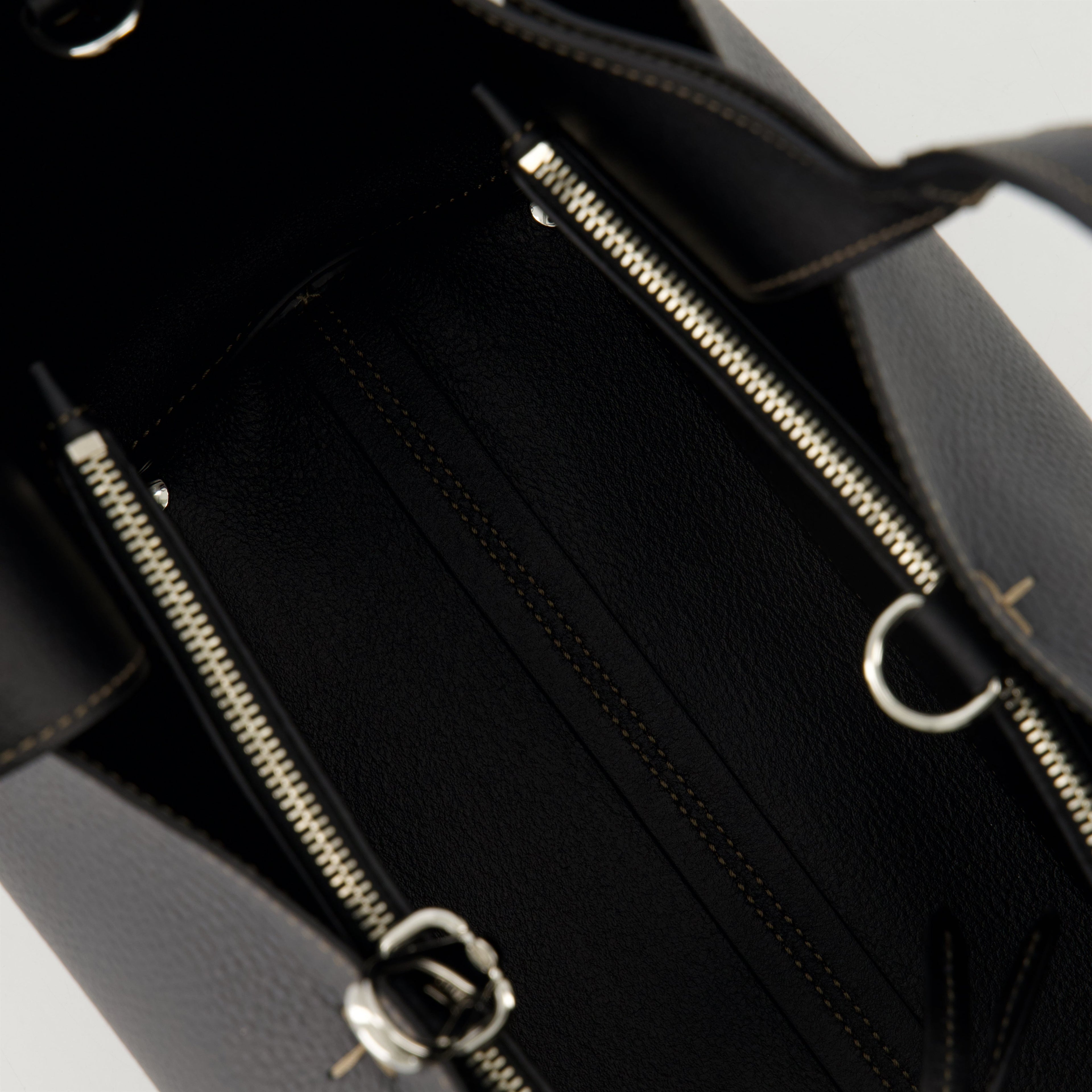 leather tote bag, Tod's stylish bag, designer handbags, calf leather tote, functional fashion accessories