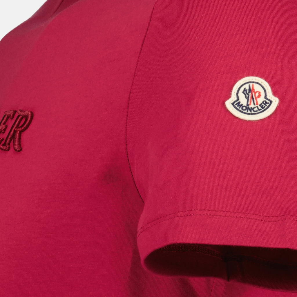 Image du T-shirt logo rouge brodé par Moncler pour femmes - Saison Printemps-Été 2026 - Vue des détails du produit 3