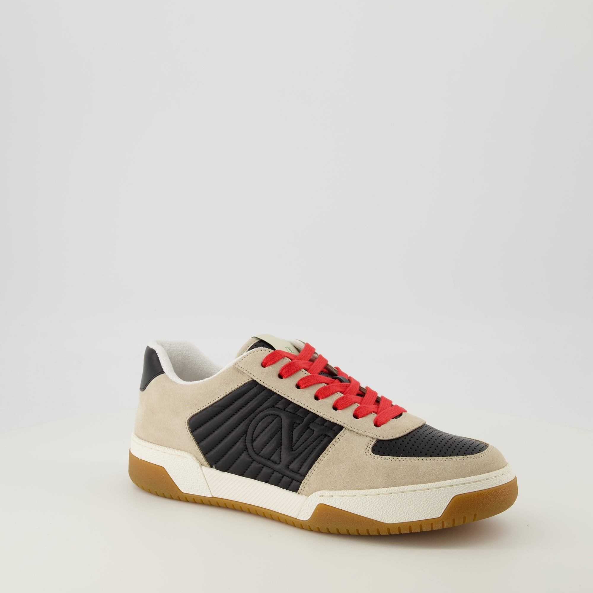 バレンティノ・ガラバーニのメンズ用スパリー・ブラックスニーカーの画像 - 2026年春夏シーズン - 前右斜めビュー