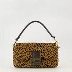 Image of Le Sac Baguette Léopard by Fendi for Women - Season Autumn-Winter 2025 - Front View