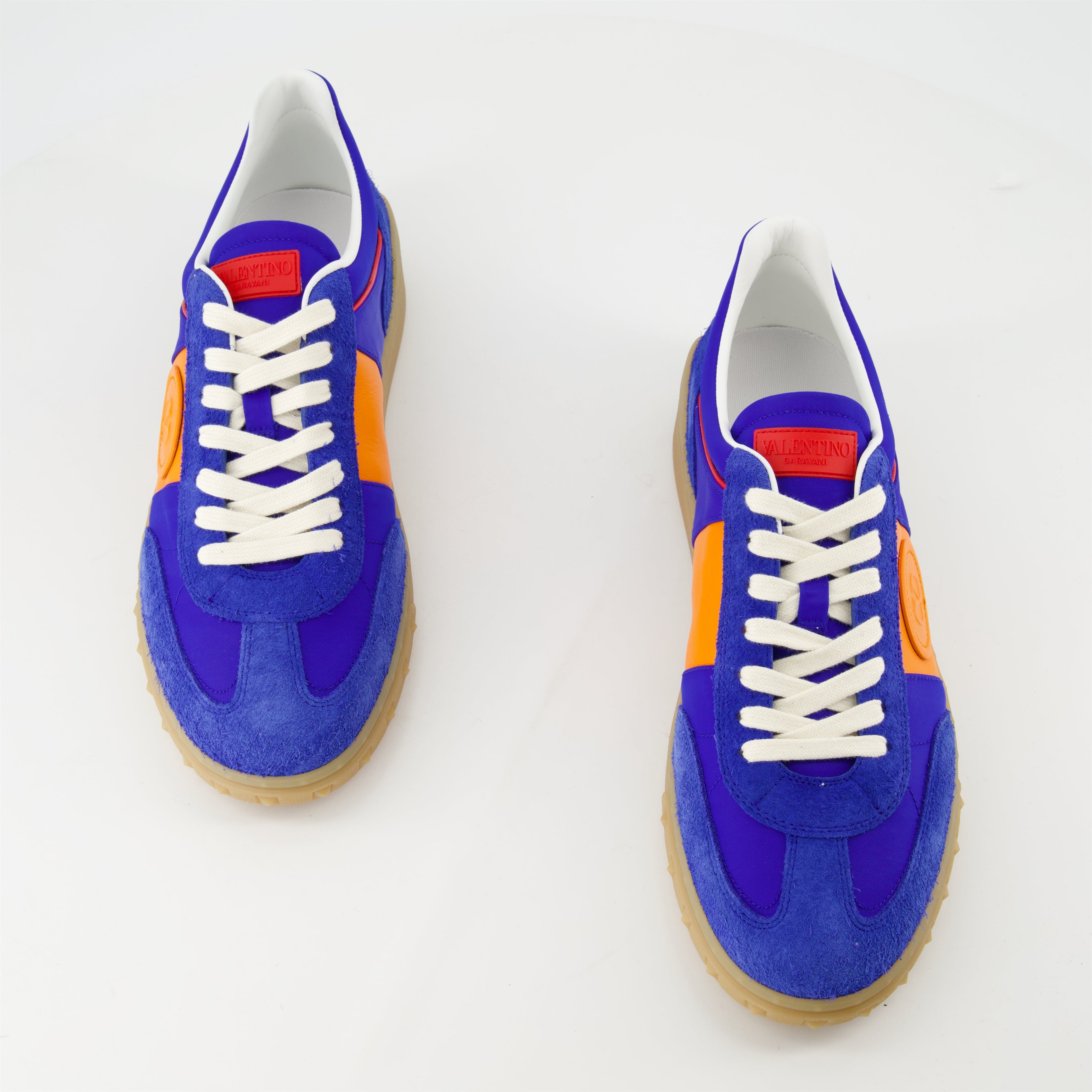 Image de paniers en cuir bleu par Valentino Garavani pour hommes - Saison Printemps-Été 2025 - Vue de dessus paire